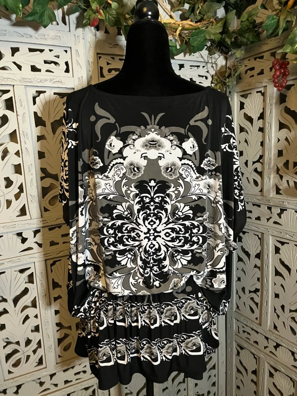 THESIS TOTALLY CUTE BLACK WHITE & GRAY ABSTRACT FLORAL PATTERN PLUS TOP - Picture 6 of 8